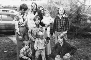 The siblings and their children in 1977. Bill is on the lower right corner.